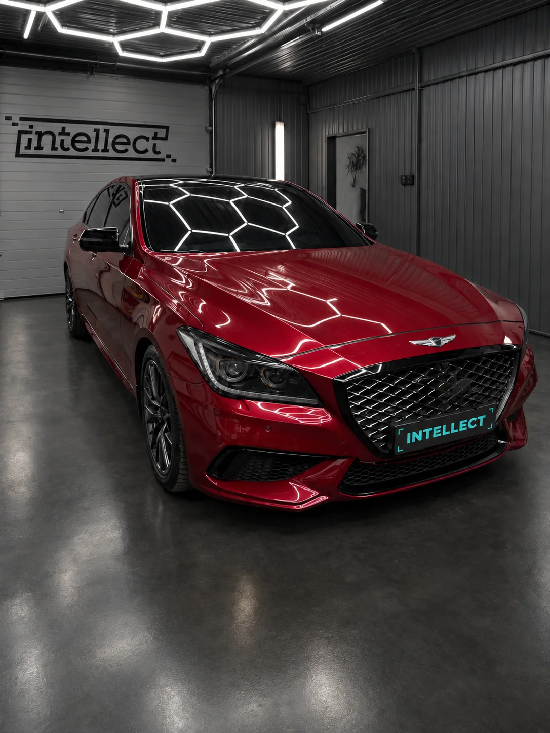 Genesis G80 в боксе автостудии Intellect под сотовым светом