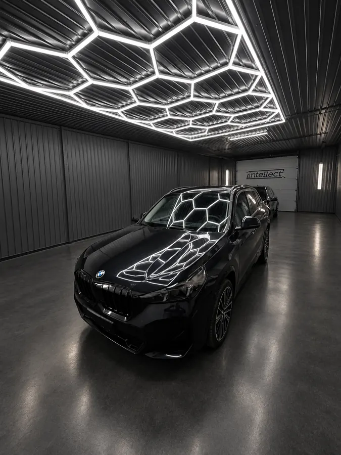 BMW X1 под сотовым светом бокса